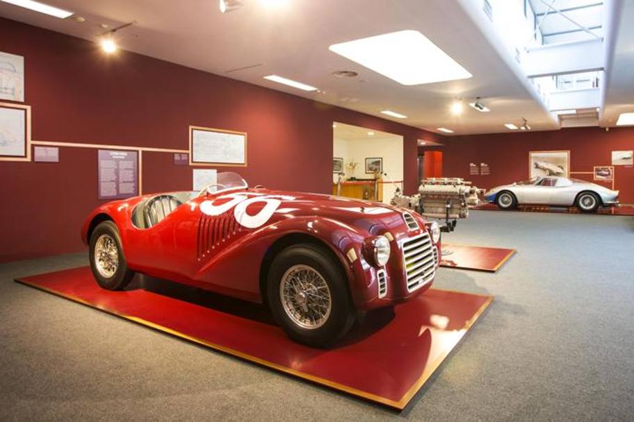  Due nuove mostre, “Under the Skin” e “Rosso infinito”, vogliono celebrare Ferrari nell’anno del suo 70 anniversario: la prima ricordando il fondatore e l’evoluzione di innovazione e stile dell’azienda, la seconda ripercorrendone la storia attraverso i suoi modelli.